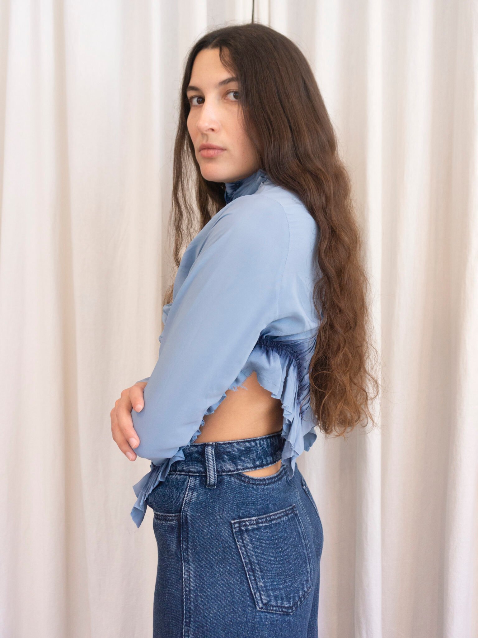 foto creativa de una mujer en una tienda