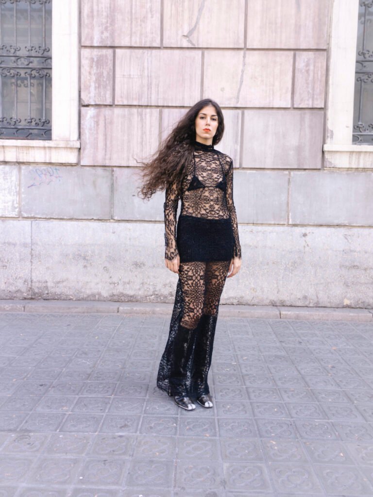 foto creativa de una mujer en la calle