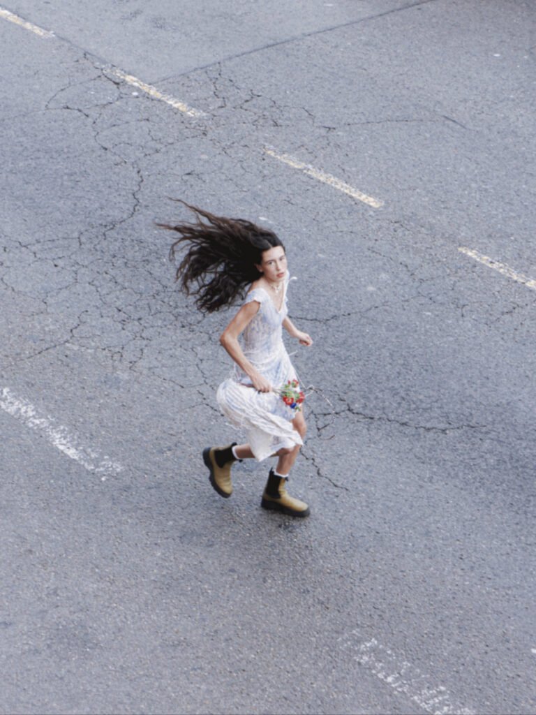 foto creativa de una chica cruzando la calle