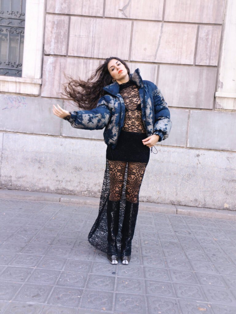 foto creativa de una mujer en la calle