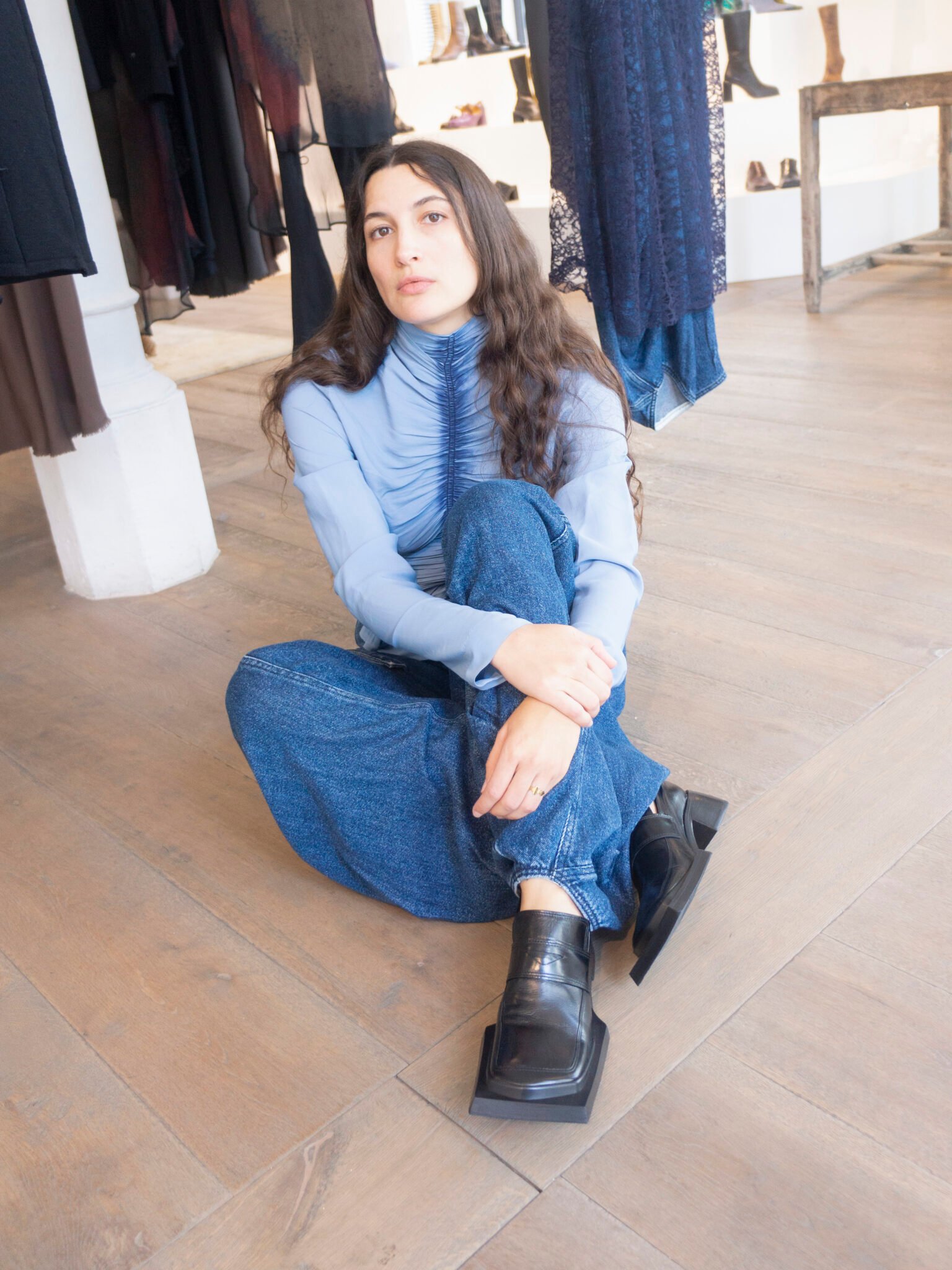 foto creativa de una mujer en una tienda de zapatos