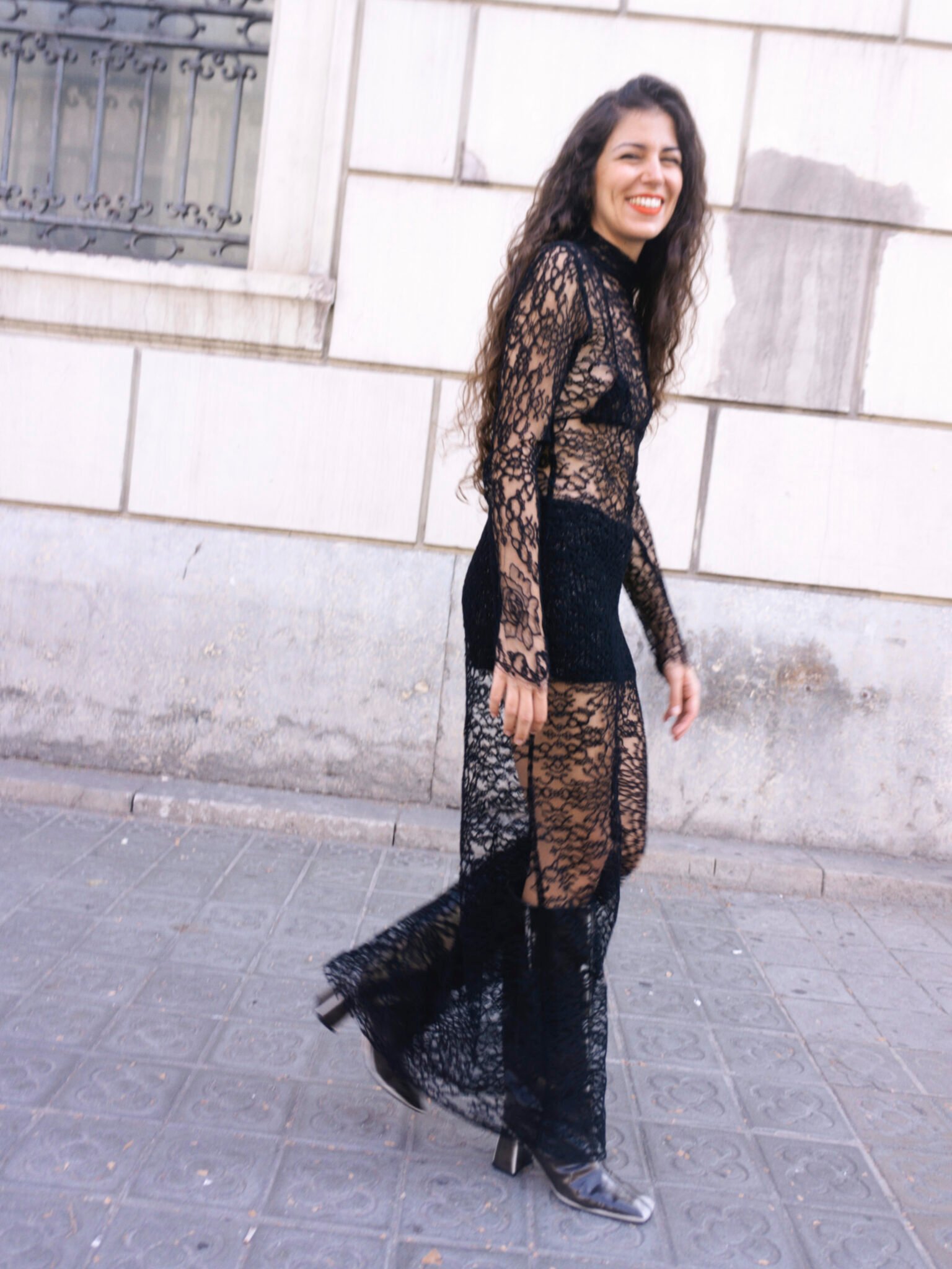 foto creativa de una mujer en la calle