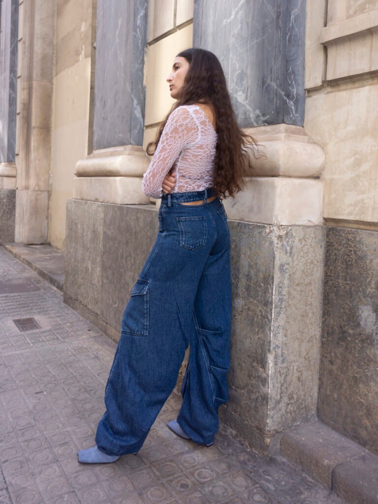 foto creativa de una mujer en la calle