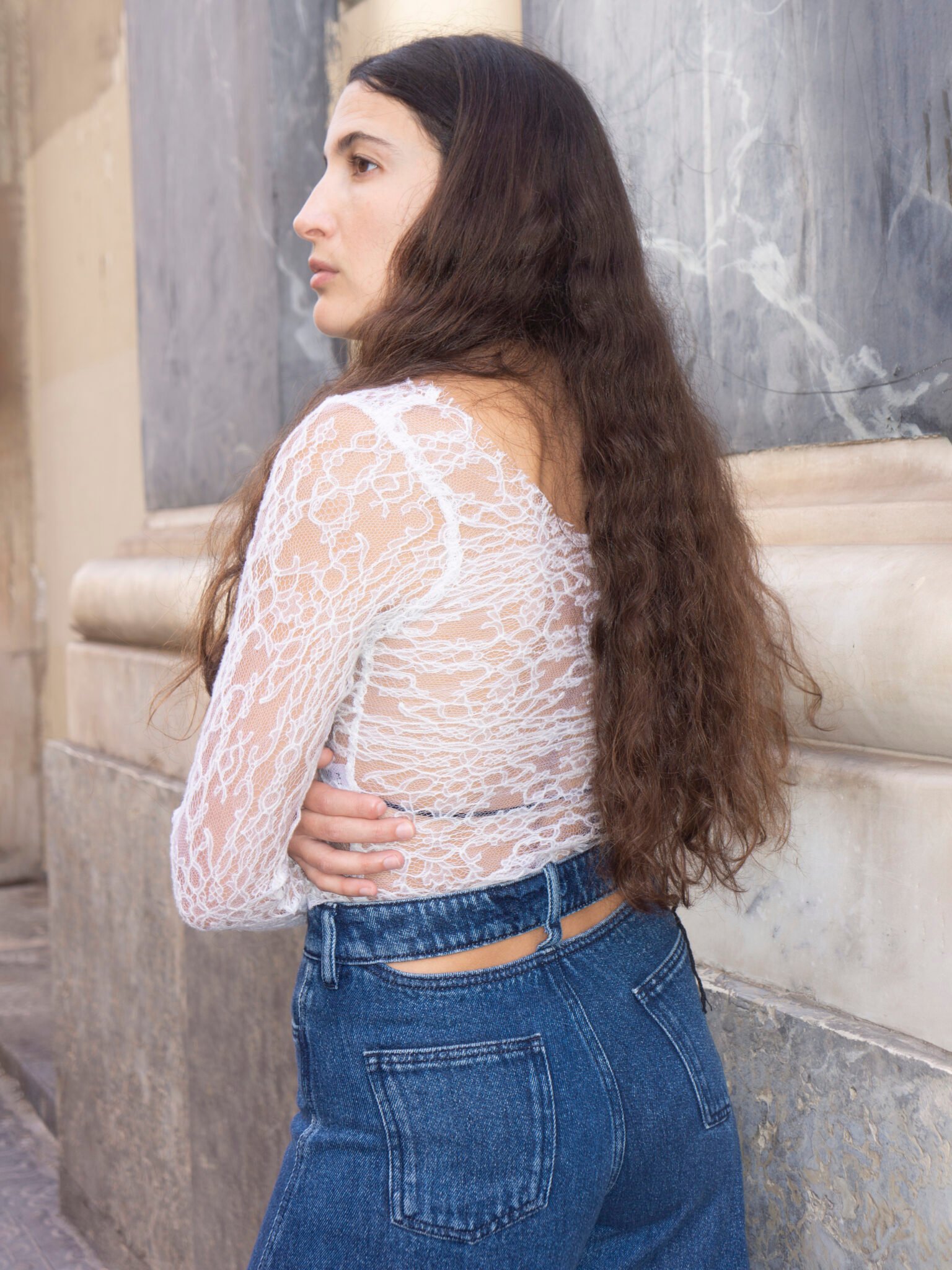 foto creativa de una mujer en la calle