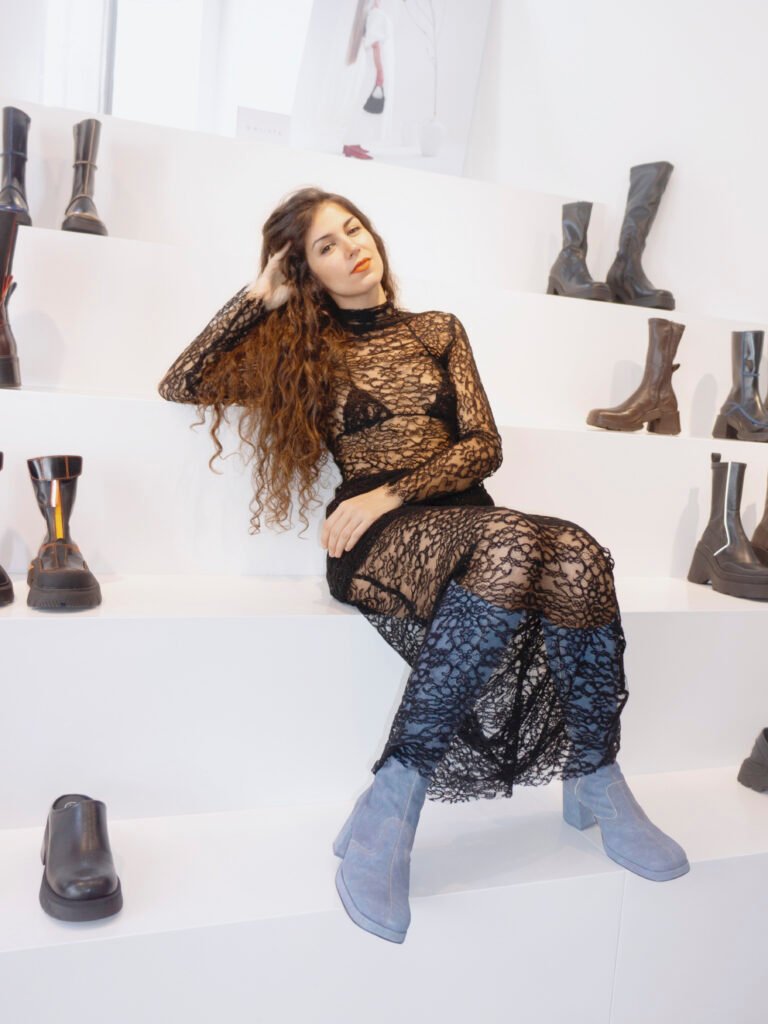 foto creativa de una mujer en una tienda de zapatos