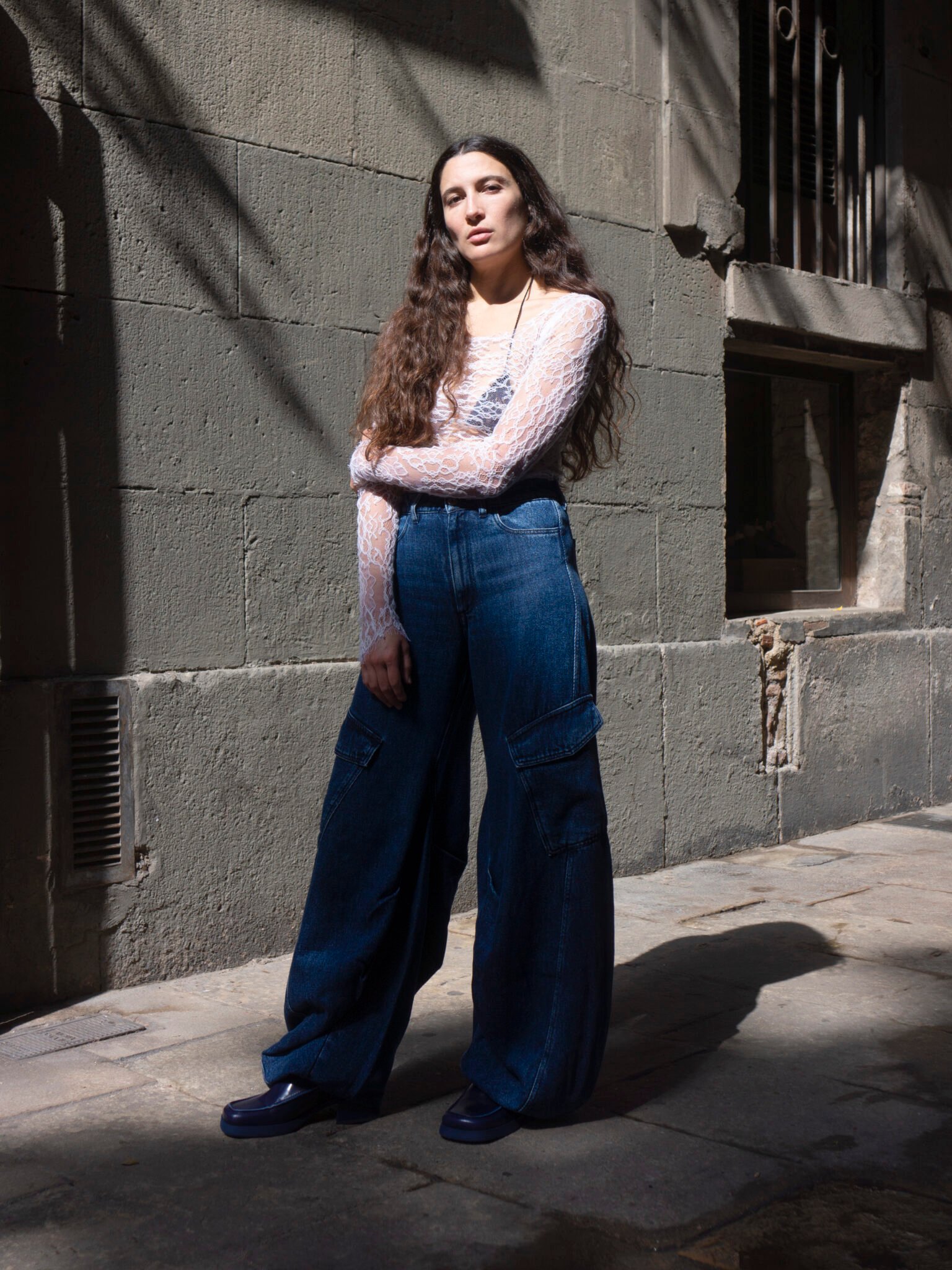 foto creativa de una mujer en la calle