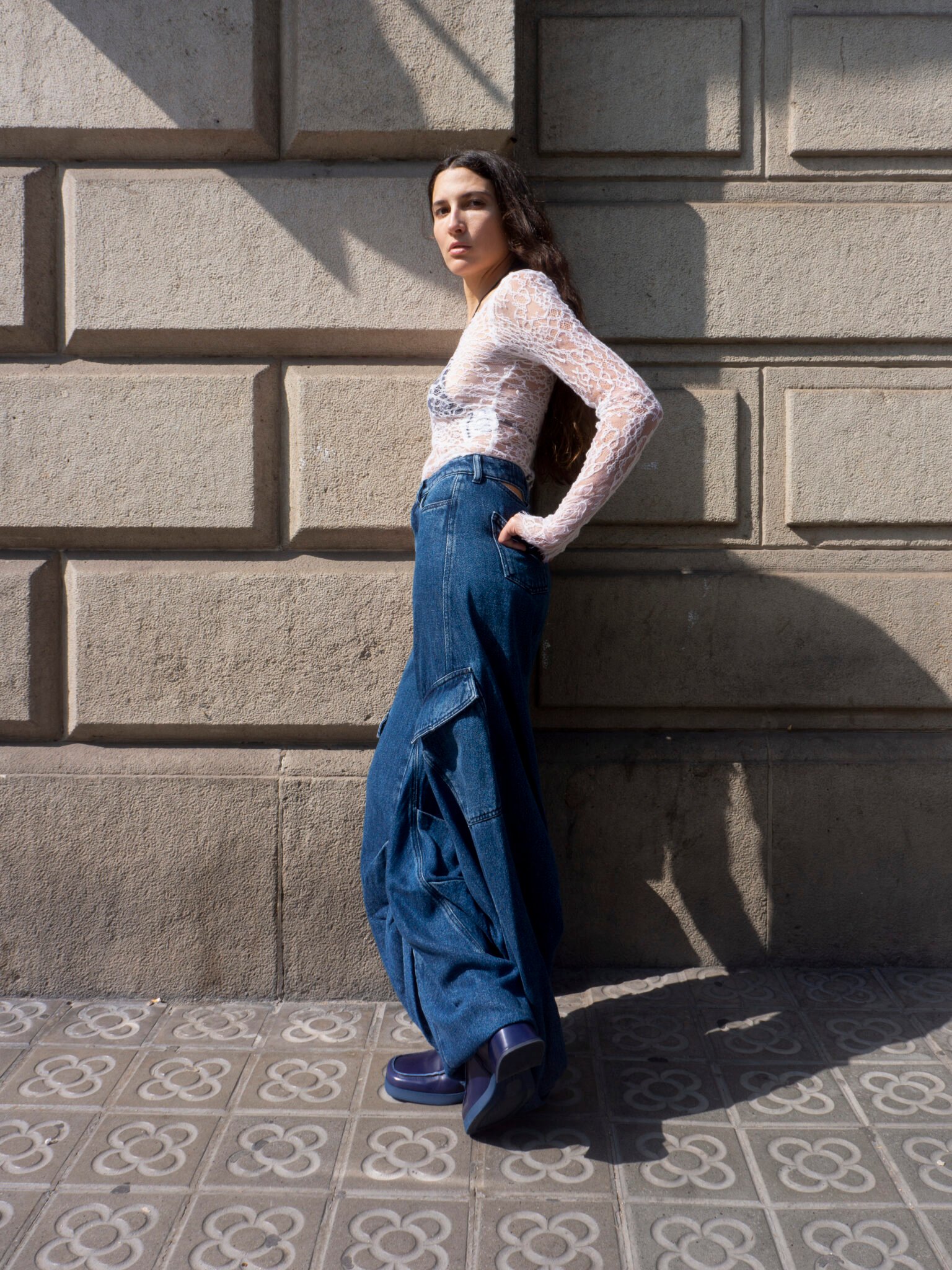 foto creativa de una mujer en la calle