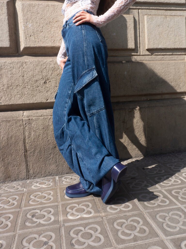 foto creativa de una mujer en la calle