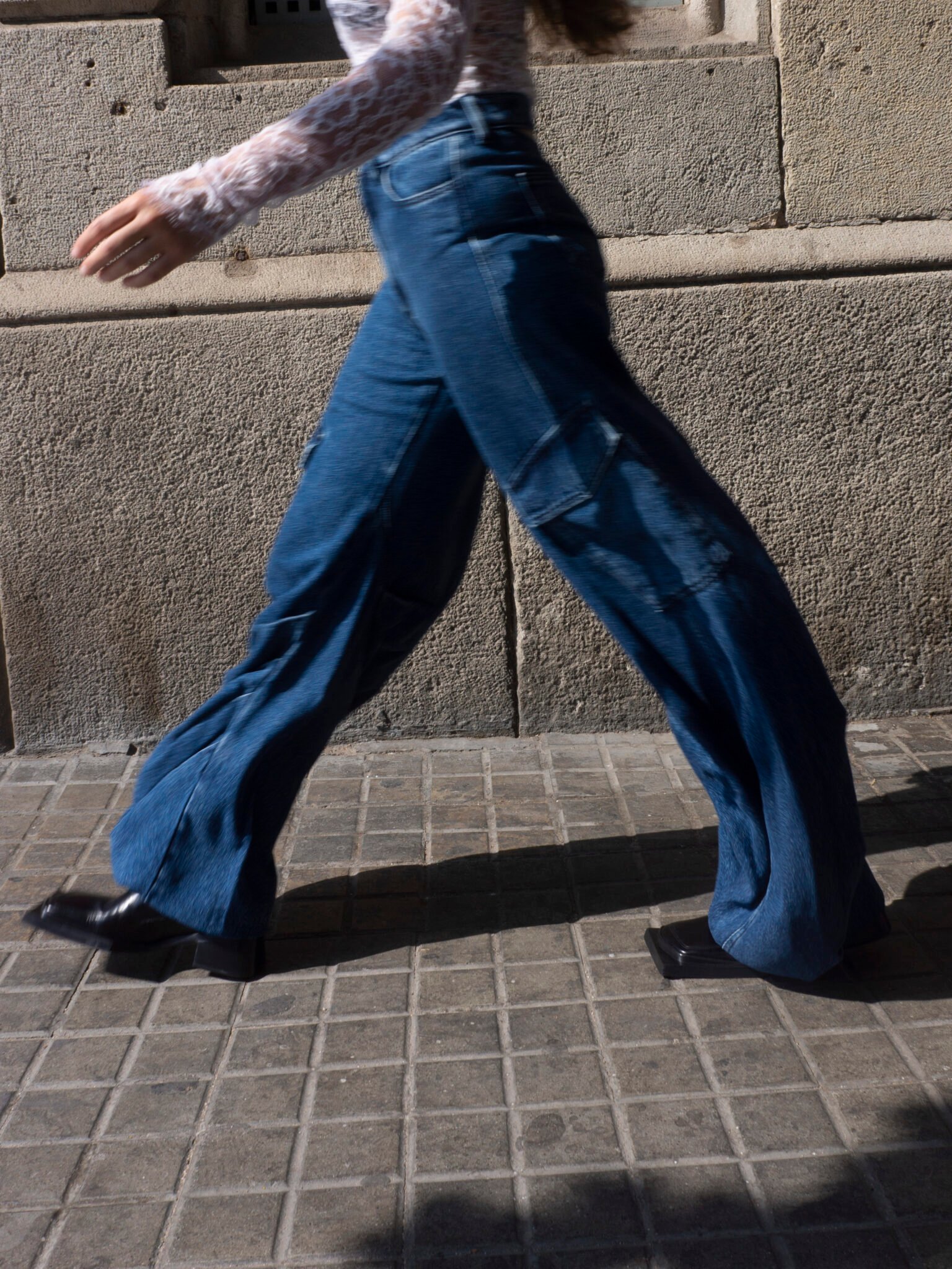 foto creativa de una mujer en la calle