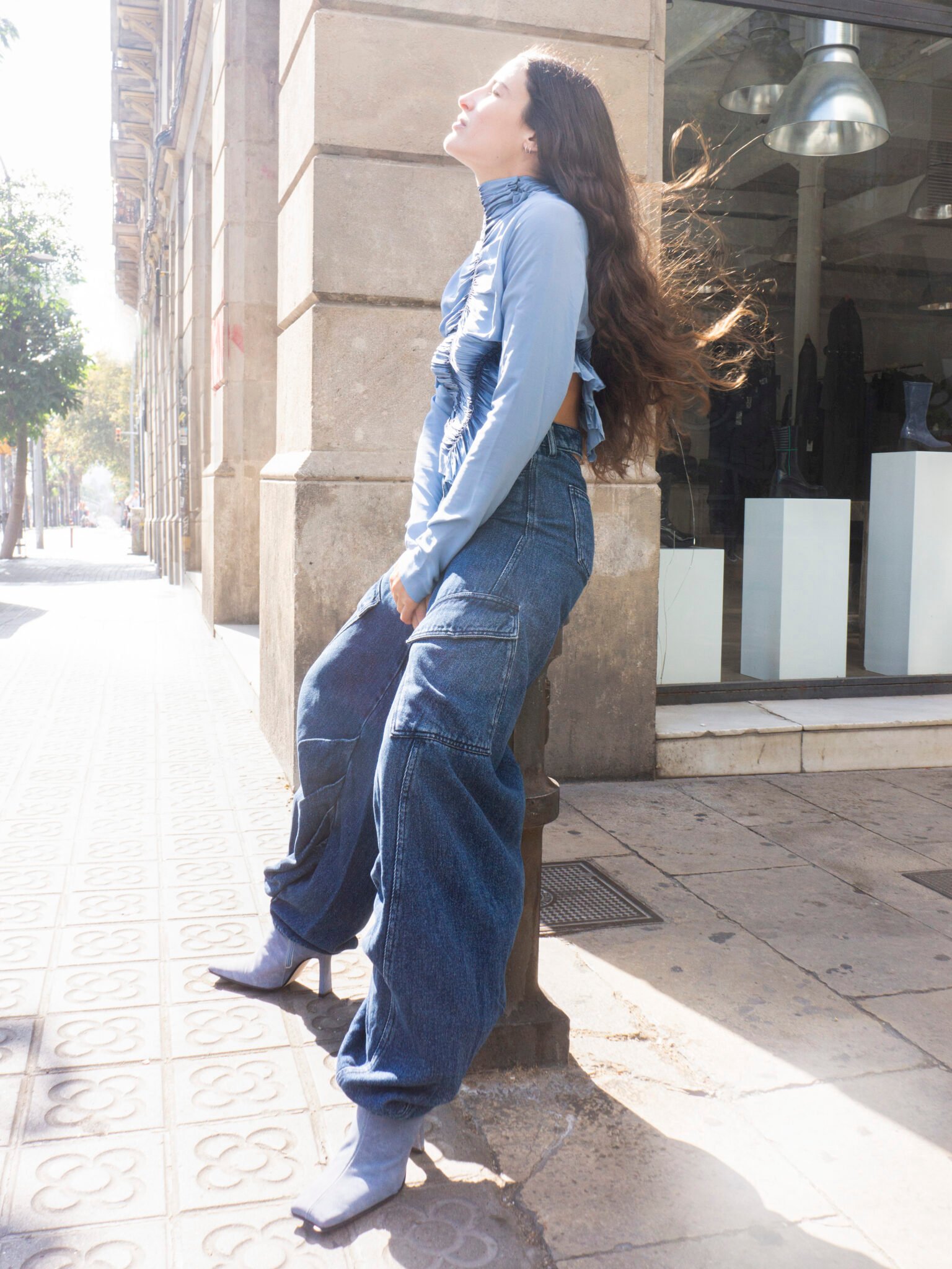 foto creativa de una mujer en la calle