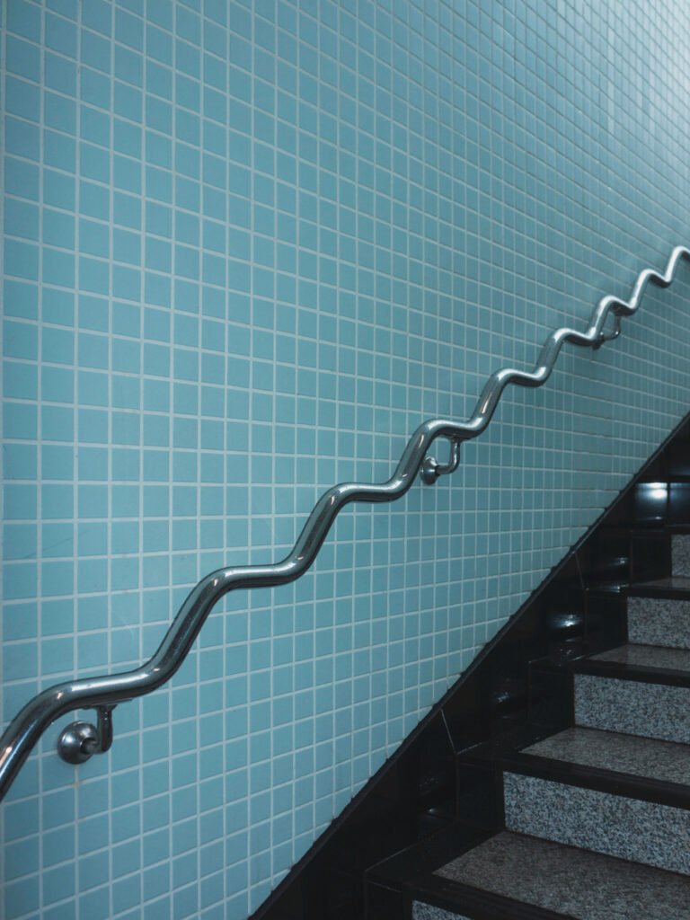 foto de unas escaleras de color azul