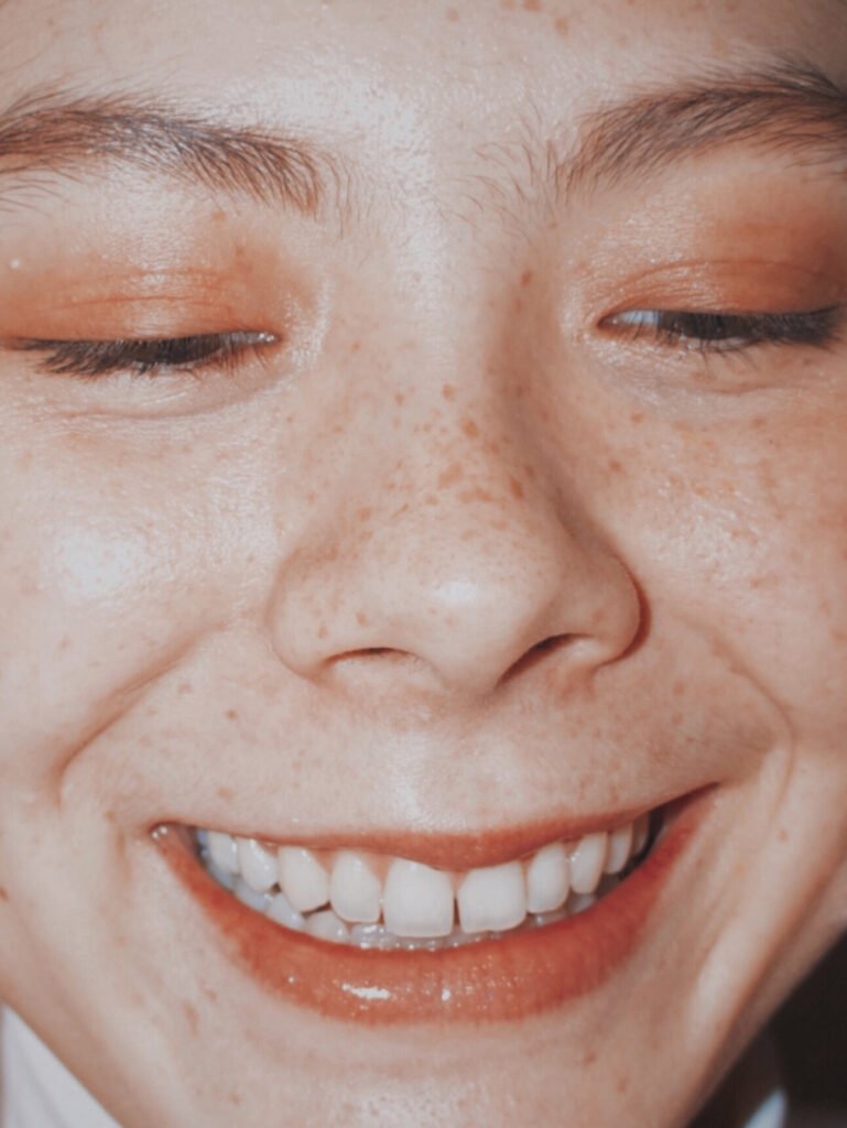 foto detalle de la cara de una mujer sonriendo