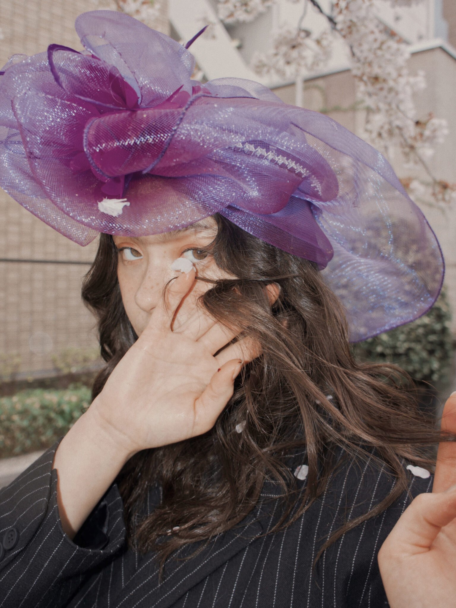 foto creativa de una mujer en la calle