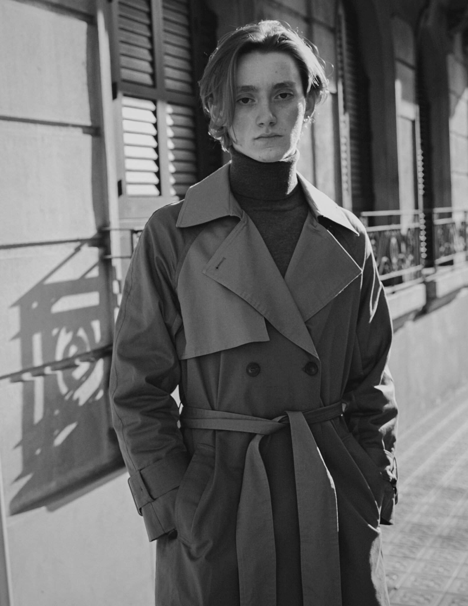 foto creativa de una mujer en la calle